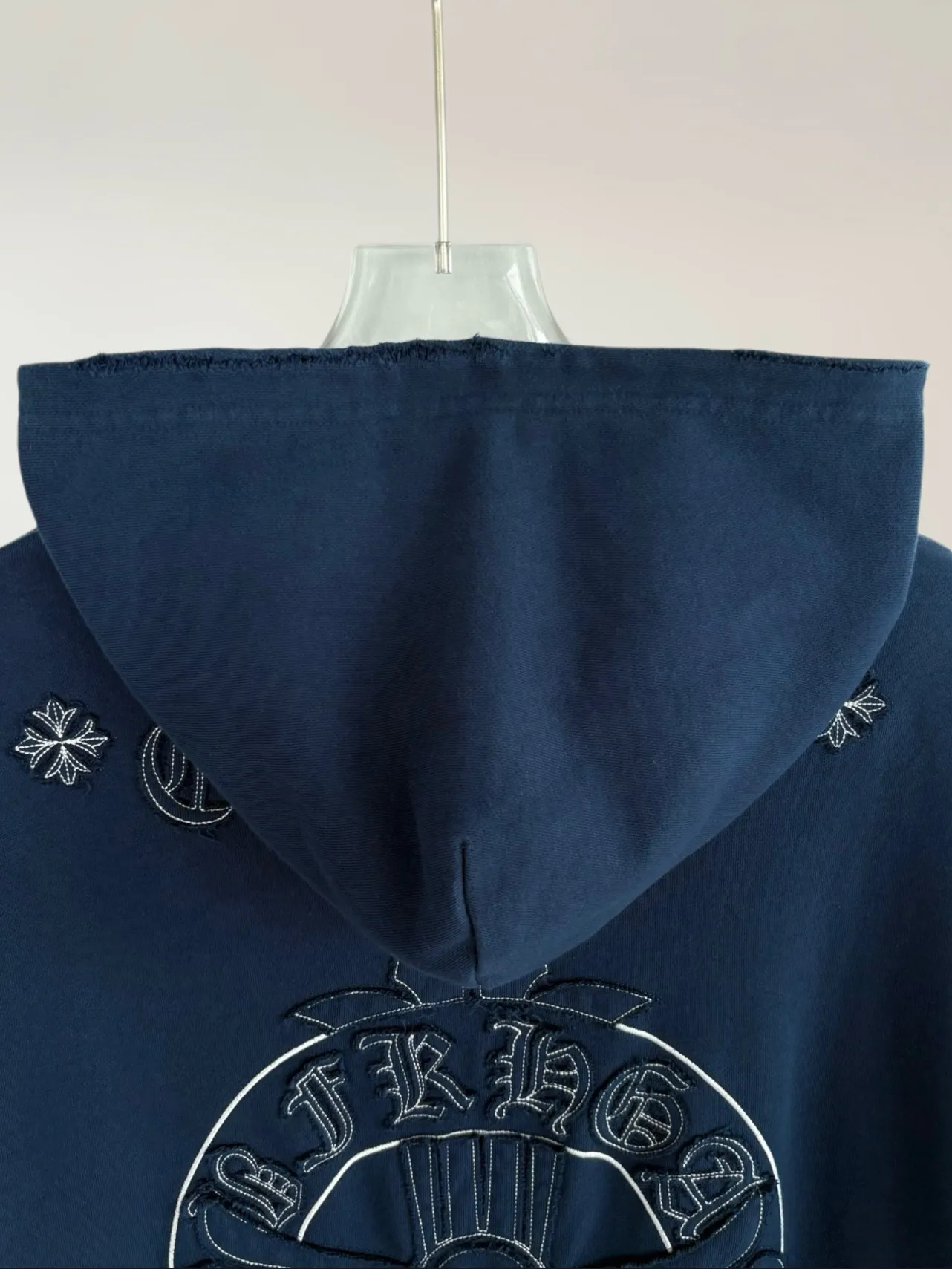 P340 [Higher version] Chrome Hearts*Chrome heart patch embroidered horseshoe logo‼ ️Hooded sweatshirt *Made of 430g pure cotton sweatshirt fabric with double yarns. The fabric is woven with double yarns and twisted together. The strength is 40% higher than that of single yarns, forming a three-dimensional texture similar to the texture of tripe. It not only maintains the moisture absorption and breathability of pure cotton, but also achieves "softness and not collapse" through double yarn thickening. The whole strip of Maliu scanning spray technology uses the washing process to produce a natural fading effect in parts, and the os version has a more lazy and loose feeling. *Laser burnt patch embroidery➕Frayed process: micro-label on the chest patch, large logo horseshoe pattern on the back, heavy laser burnt three-dimensional patch embroidery pattern design, washed and frayed, and the overall garment presents a lazy style. *Whether it is daily outings or sports and fitness, you can show your trendy attitude and become the focus of the street. Same style for men and women 𝐂𝐎𝐋𝐎𝐔𝐑: white, blue, black 𝐒𝐈𝐙𝐄: S-XL
